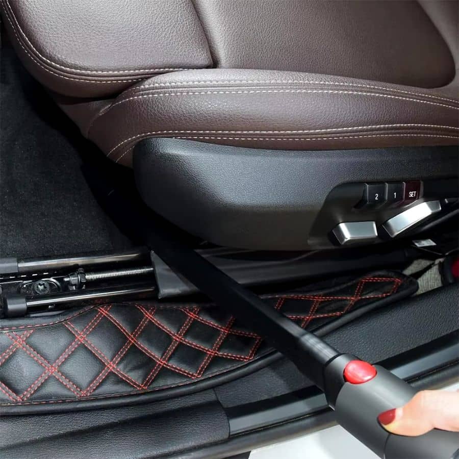 Utilisation de l'embout flexible Dyson dans la voiture